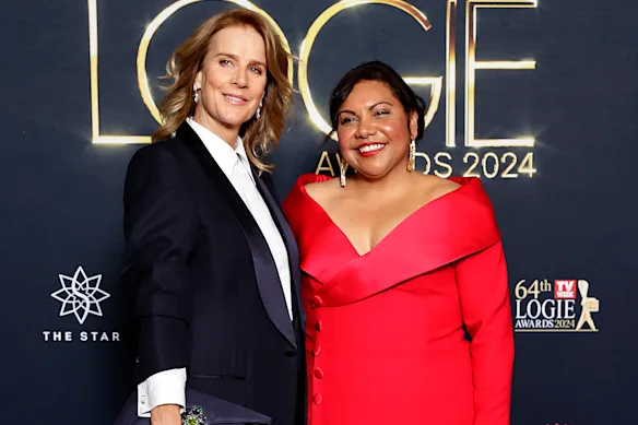 Deborah Mailman aux Logie Awards 2024, où elle a remporté le prix de la meilleure actrice principale dans un drame pour Total Control, avec sa co-star Rachel Griffiths.