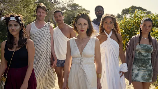 De gauche à droite : Leila Farzad dans le rôle de Nat, Hugh Skinner dans le rôle de Jacob, Dylan Brady dans le rôle de Will, Jessica Raine dans le rôle de Zoe, Nicholas Pinnock dans le rôle de Solomon, Antonia Thomas dans le rôle de Jess et Maria Almeida dans le rôle d'Avery dans Deux semaines en août.
