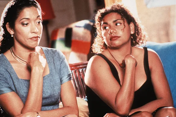   Deborah Mailman, photographiée avec Rachel Maza, dans Radiance, le film pour lequel elle est entrée dans l'histoire en tant que première actrice aborigène à remporter le Australian Film Institute Award de la meilleure actrice dans un rôle principal. 