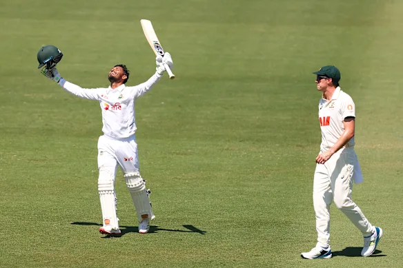 Pat Cummins, d'Australie, regarde Tanzid Hasan, du Bangladesh, célébrer après avoir marqué un siècle.