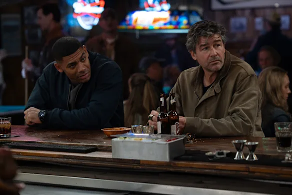 Aaron Pierre et Kyle Chandler dans Lanternes.