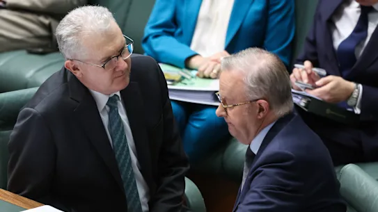 Le ministre de l'Intérieur Tony Burke et le Premier ministre tentent de mettre en place un programme politique controversé en matière de migration.