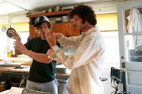 Sessa avec le réalisateur Matt Johnson sur le tournage de Tony.
