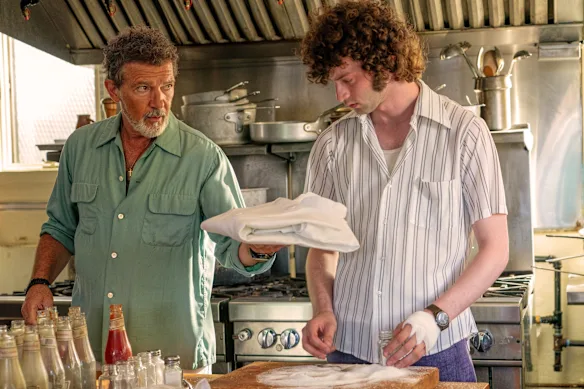 Antonio Banderas joue le chef, un mentor gentil et discipliné pour le jeune Bourdain.