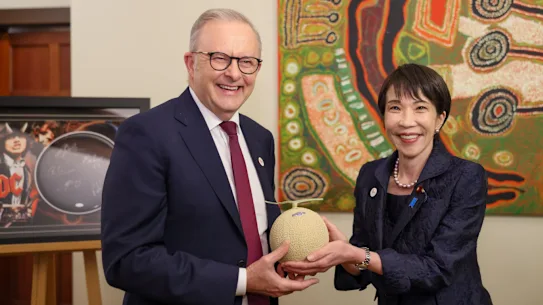 Le Premier ministre australien Anthony Albanese accepte un melon couronne Shizuoka des mains du Premier ministre japonais Sanae Takaichi à Canberra en mai. 