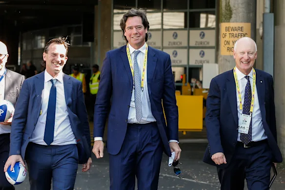 L'ancien PDG de l'AFL, Gillon McLachlan (au centre), avec son successeur Andrew Dillon (à gauche) et l'ancien président de la Commission de l'AFL, Richard Goyder.