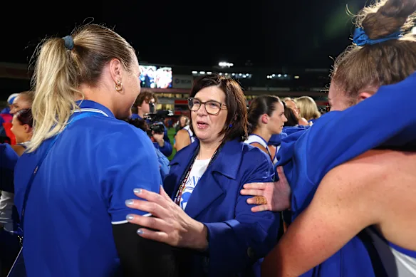 La présidente de North Melbourne, le Dr Sonja Hood, fait la fête avec les premiers acteurs de l'AFLW de North.