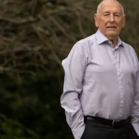 L&rsquo;ancien commissaire de l&rsquo;AFL, Colin Carter, vise la ligue sur les salaires des dirigeants, les jeux de hasard, le toit du stade de Tasmanie et l&rsquo;expansion de l&rsquo;AFLW.