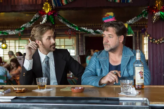 Gosling fait preuve de ses talents de comique des années avant son himbo Ken, tandis que Crowe est un pur charisme en tant qu'homme hétéro bourru.