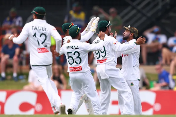 Le Bangladesh célèbre le limogeage de Cameron Green à Darwin.