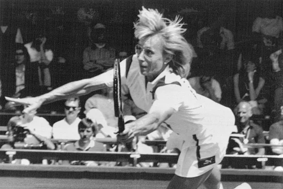 Une autre grande gaucheuse, Martina Navratilova, en pleine forme à Wimbledon en 1987.