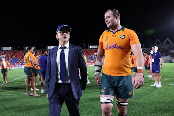 L'entraîneur Les Kiss et le capitaine Harry Wilson affichent leur soulagement après la victoire des Wallabies au Japon.