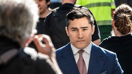 L'avocat d'Alan Jones, Bryan Screw, arrive au tribunal local de Downing Center en mai de l'année dernière.