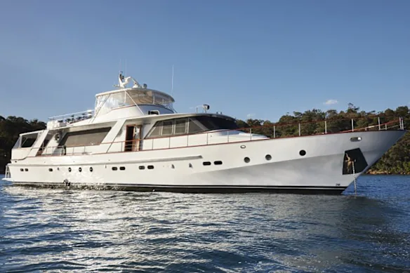 Jon Adgemis était propriétaire du yacht privé Hiilani, qui appartenait autrefois à la star hollywoodienne Shirley Temple.