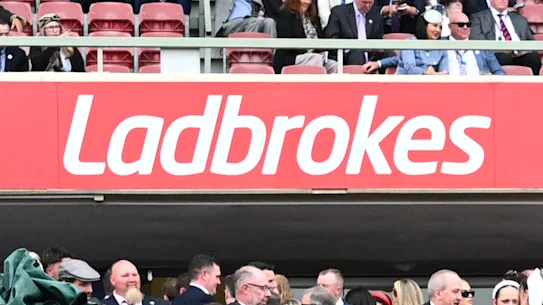 Ethan Brown, à l'extrême droite, avant de monter Light Infantry Man dans le Cox Plate de cette année.