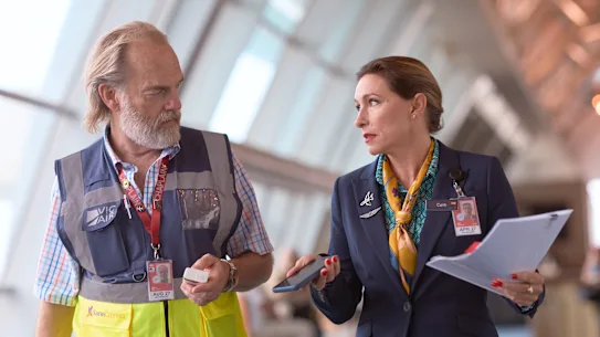 Hugo Weaving et Claudia Karvan dans L'aumônier de l'aéroport.