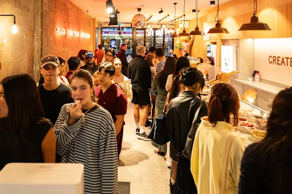 Clients faisant la queue dans un magasin de yaourts glacés Yochi