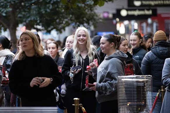 Files d'attente pour entrer dans le nouveau magasin phare de La Mecque à Melbourne sur Bourke Street en août 2025.