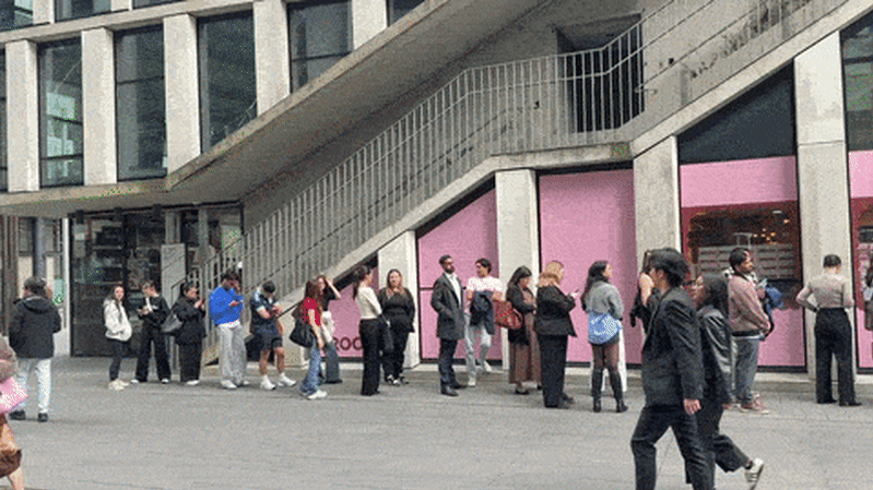 Culture des files d'attente en Australie : pourquoi les acheteurs et les convives choisissent de faire la queue pour des biscuits, des yaourts glacés et bien plus encore