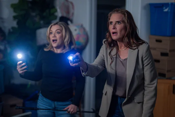 Brooke Shields avec Andrea Walker, qui joue un podcasteur arrogant sur les vrais crimes dans You're Killing Me. 