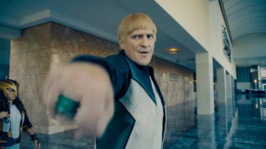 Nathan Fillion dans le rôle de Green Lantern Guy Gardner.
