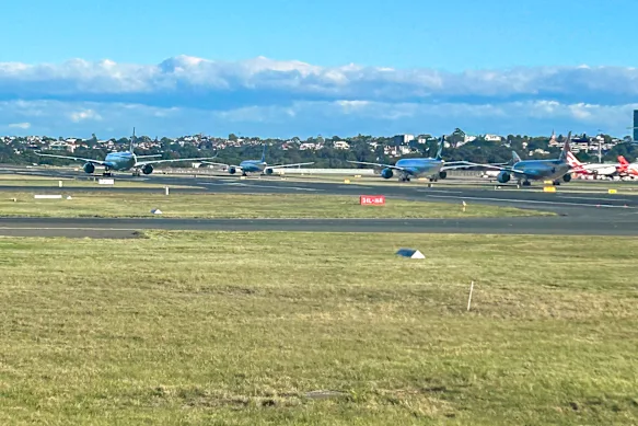 Avions attendant les portes de l'aéroport de Sydney.