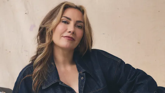 Ella Hooper porte une veste et un jean Shona Joy.