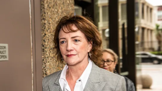 Fiona Brown devant la Cour fédérale de Sydney en 2023. Brown a poursuivi le Commonwealth, alléguant qu'il avait violé ses droits au travail et pris des mesures défavorables à son encontre.