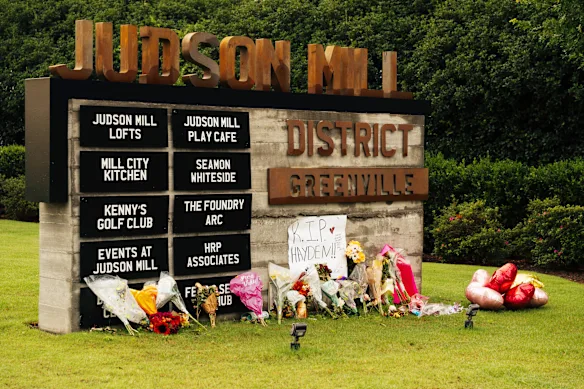 Un mémorial de fortune pour l'actrice Hayden Panettierre sur un panneau d'entrée pour un développement qui comprend les Judson Mill Lofts, où elle est décédée.
