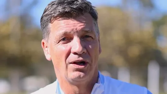 Le chef de l'opposition, Angus Taylor, est tombé de son vélo lors de la Pollie Pedal annuelle de cette année.