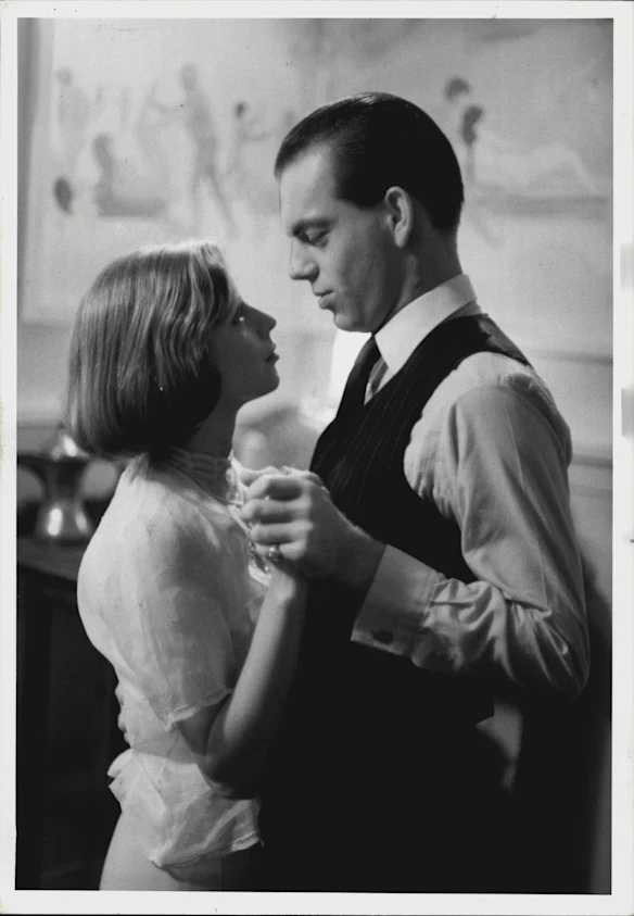 Mitchell et Weaving dans la mini-série Bodyline de 1984. C'était la première fois qu'ils jouaient des partenaires à l'écran.