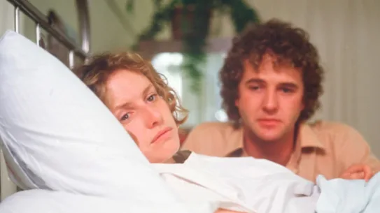 Molly (Anne Tenney), qui souffrait de leucémie, est réconfortée par son mari Brendan (Shane Withington) dans A Country Practice.