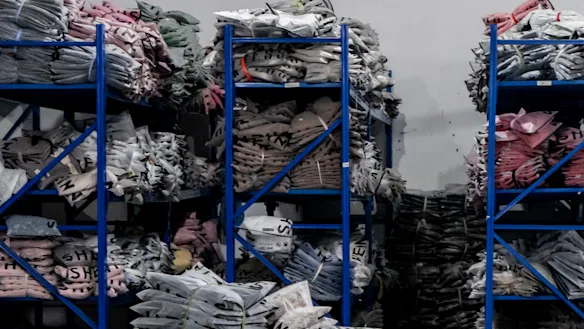 Shein emballe dans une usine du quartier de la confection de Guangzhou, en Chine.