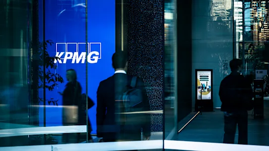 Montré la porte. Le personnel marche sur la planche chez KPMG.