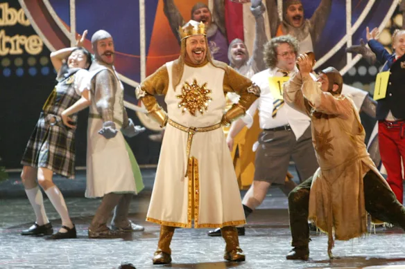 Tim Curry, au centre, est apparu dans la production de Spamalot à Broadway.