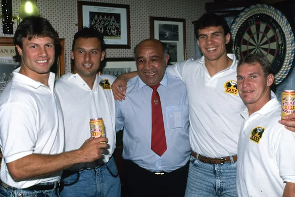 De gauche à droite : Andrew Ettingshausen, Laurie Daley, Mark McGaw et Allan Langer avec Sir Billy Boston (au centre) lors de la tournée Australian Kangaroos de 1990.
