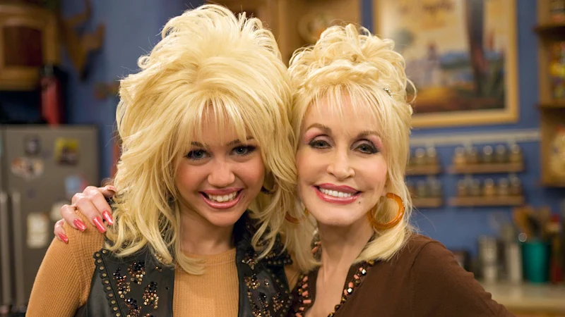 Mort de Dolly Parton : Miley Cyrus rend hommage à sa marraine bien-aimée