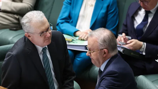 Le ministre de l'Intérieur Tony Burke et le Premier ministre Anthony Albanese tentent de piloter un paquet politique controversé en matière de migration.