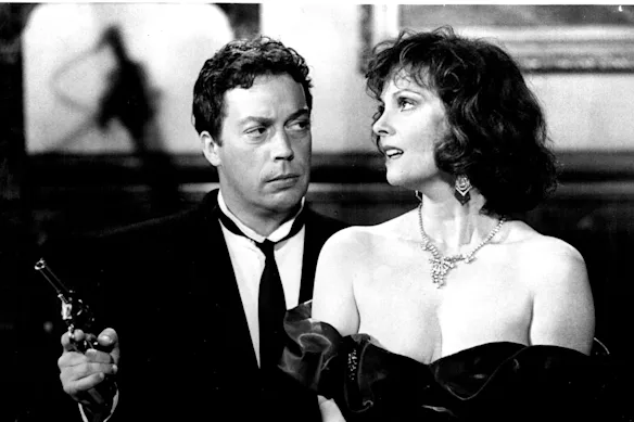 Tim Curry nous a appris à ne jamais faire confiance au majordome dans le film Clue de 1986.