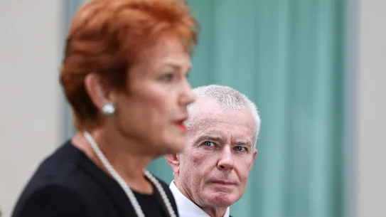 La sénatrice Pauline Hanson, leader de One Nation, a déclaré qu'elle parlerait à Malcolm Roberts de ses éloges à l'égard du théoricien du complot Alex Jones.