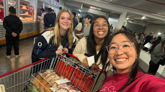 Mes amis Ashleigh et Shoshanna m'ont généreusement emmené chez Costco où nous nous sommes retrouvés avec un chariot rempli de bonnes affaires en gros.