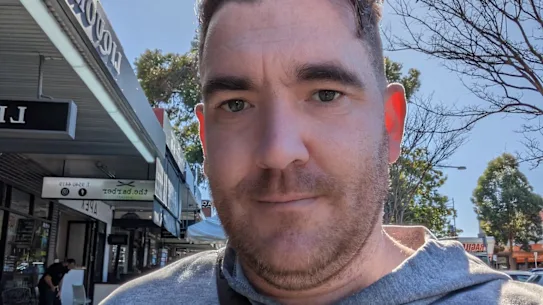 L'ancien employé de l'équipe au sol de Qantas, Ryan Perrett, l'un des 1 800, est frustré du temps qu'il faut pour obtenir une indemnisation ordonnée par le tribunal.