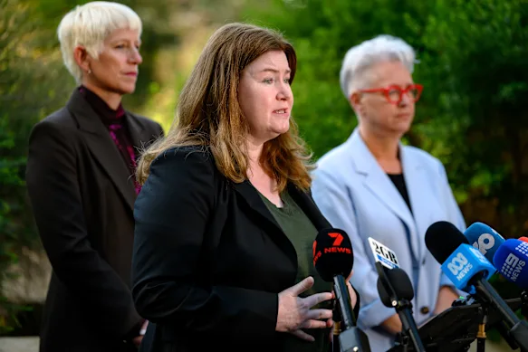 La ministre de l'Agriculture Tara Moriarty, flanquée de la vétérinaire en chef Dr Joanne Coombe (à gauche) et de la ministre de l'Environnement Penny Sharpe (à droite).