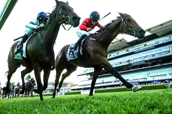 Rachel King et Just Fine (à droite) retiennent Spirit Ridge pour remporter le Metropolitan à Randwick en 2023.