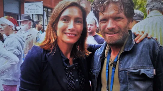 Laudia Karvan avec son frère Rupert à la chapelle Wayside.
