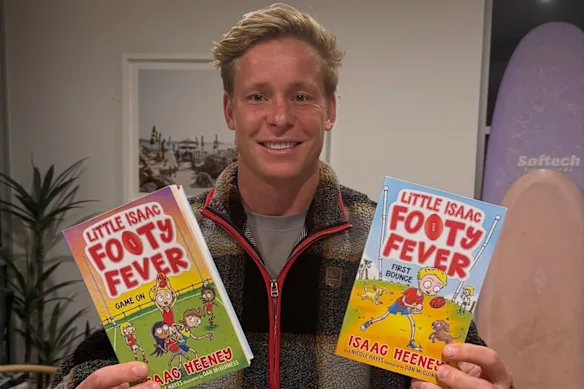 Isaac Heeney avec ses deux premiers livres pour enfants, First Bounce et Game On.