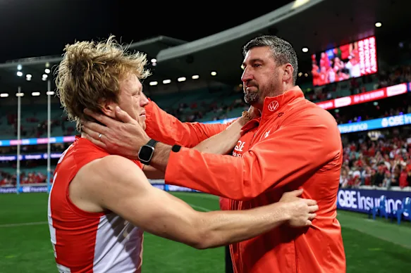 Un Callum Mills émouvant avec l’entraîneur des Swans Dean Cox