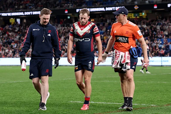 Sam Walker revient du terrain blessé.