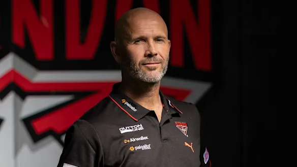 McVeigh, qui a disputé 232 matchs avec les Bombers, est le nouvel entraîneur d'Essendon.