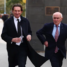 Hird et l'ancien président d'Essendon, Paul Little, arrivent aux funérailles nationales de Neale Daniher.